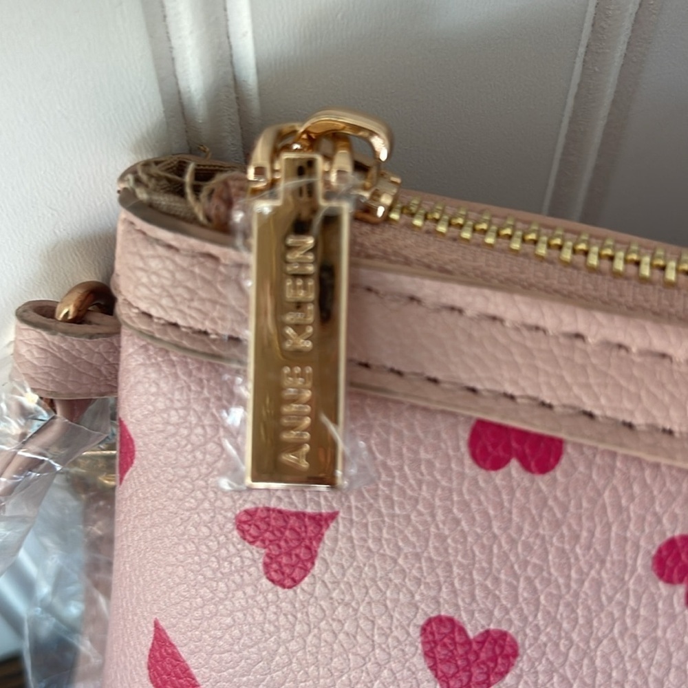 NWT Anne Klein Pink Heart Pattern Wristlet - Picture 2 of 6